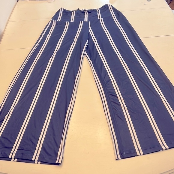 Arolina Classic and Super Comfy Wide Leg striped Pants size Medium NWT - Picture 1 of 7